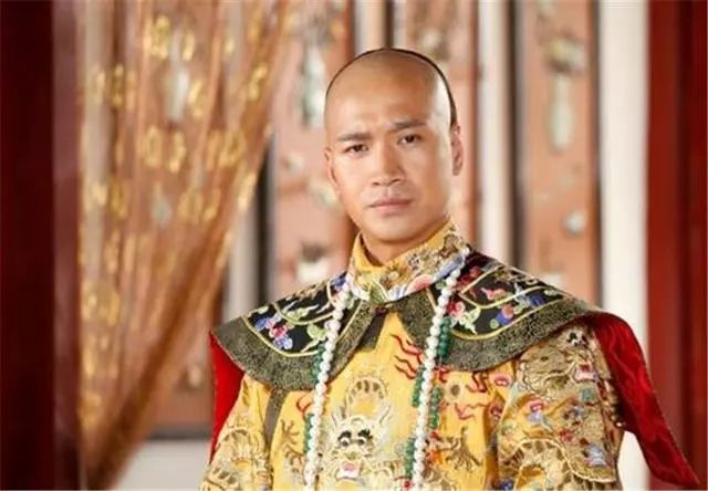 他是中国历史上第一个穿西服的皇帝，也是将清朝推向巅峰的人