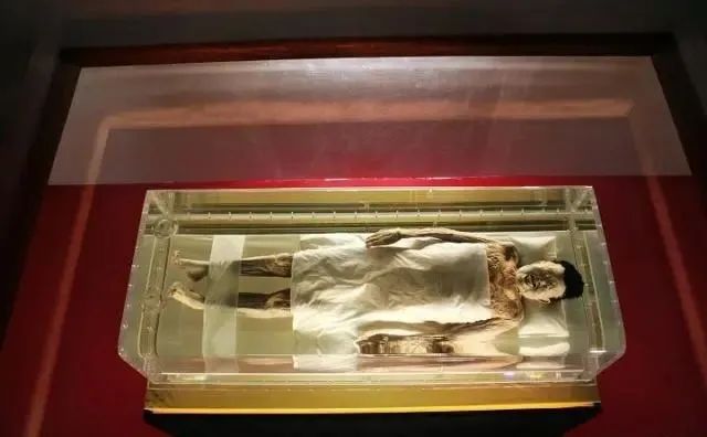 建地下医院，却发现大型古墓，出土中国历史上保存最完整女尸