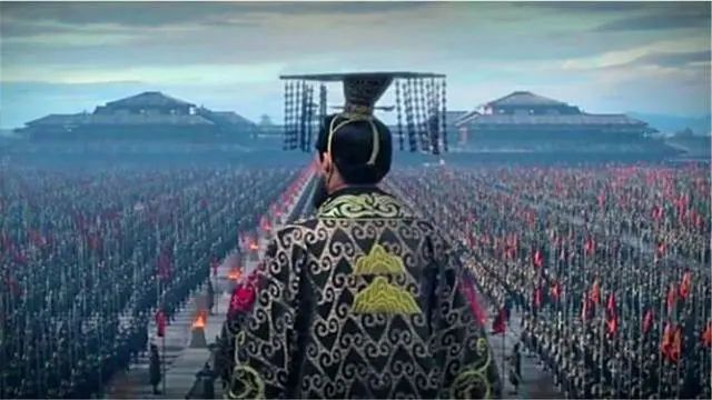 为何秦始皇穿黑龙袍，后来的皇帝都是穿黄袍？专家：他们不敢