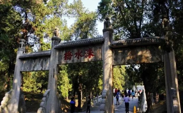 中国最大的家族墓地，占地3000亩，埋葬20多万人，常有皇帝来叩拜