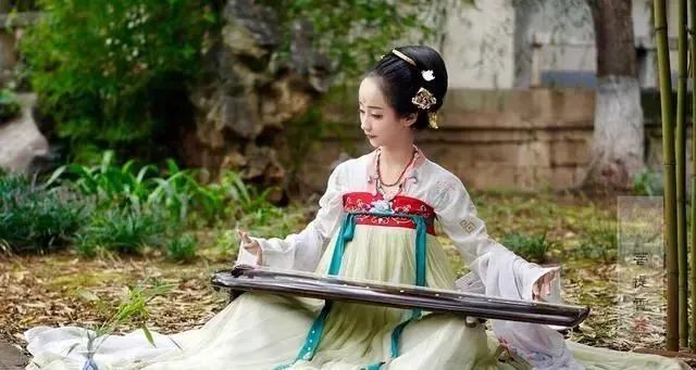 中国历史上有两个姓氏，非常古怪，男女无论怎么取名，听起来都像是骂人