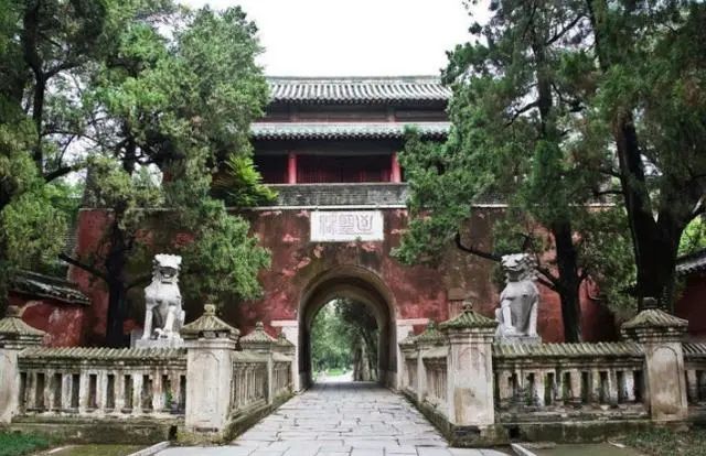中国最大的家族墓地，占地3000亩，埋葬20多万人，常有皇帝来叩拜