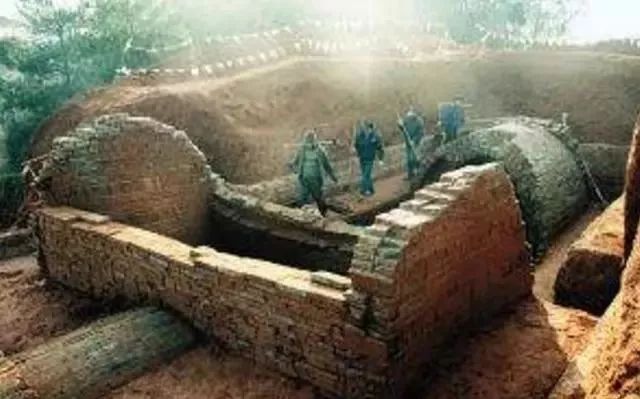 工人挖山发现青砖，专家赶来发现巨大古墓，一枚官印揭开三国秘史
