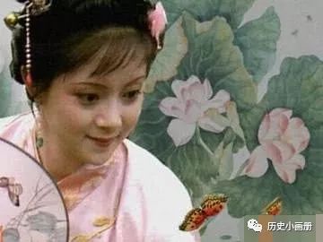 红楼梦：宝钗扑蝶暗示了什么？暗示了黛玉和宝玉的命运走向！