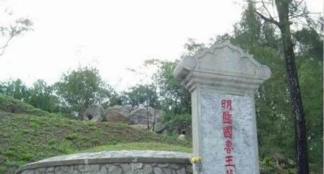 农民炸山头炸出一座古墓，墓碑8个大字，揭开朱元璋家族死亡之谜