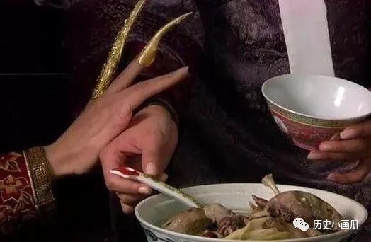 《甄嬛传》喝鸭子汤的戏，皇上吃的居然是道具！难怪生气离开！