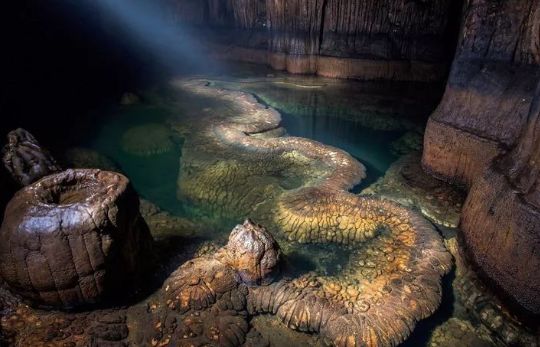 湖南有个神秘山洞，洞里盘着一条吞云吐雾的“活龙”，已存在千年