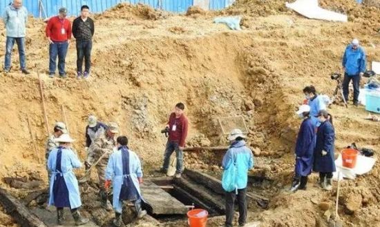 江苏连云港发现神秘古墓，墓中出土千年不腐女尸，惊诧考古专家