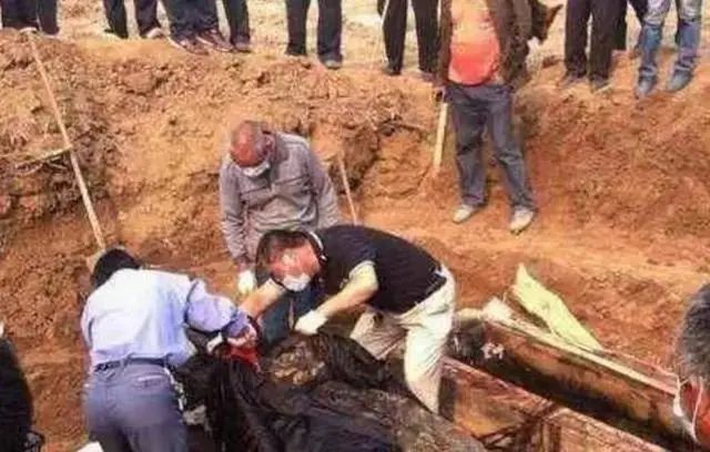 黑龙江发现清朝古墓，专家发现墓主死相非常恐怖，曾复活过