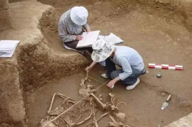 黑龙江发现清朝古墓，专家发现墓主死相非常恐怖，曾复活过