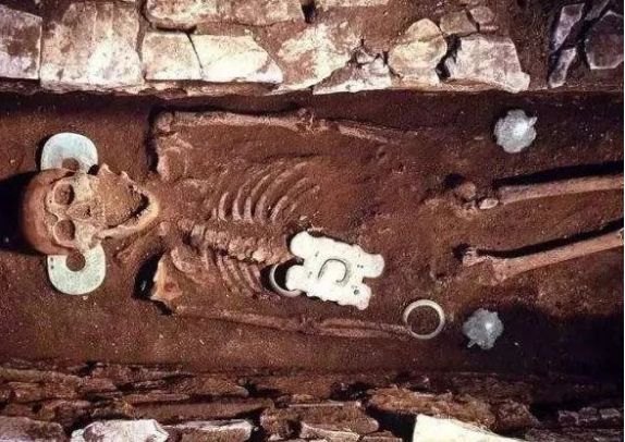 辽宁古墓发现神秘老人，手握两只千年玉龟，专家：传说中的人物