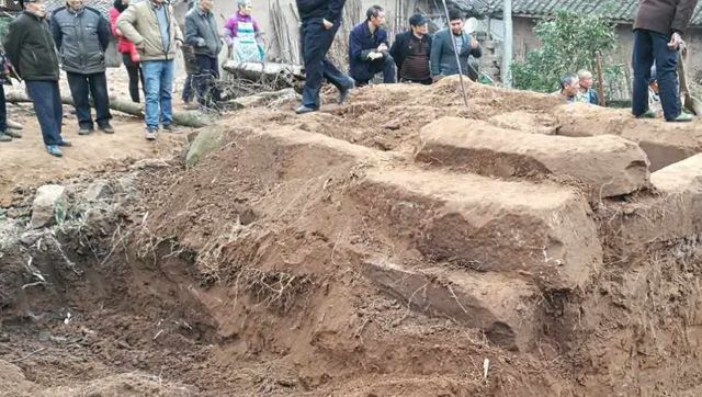 江苏农民进山采石，无意中发现西汉古墓，出土文物值上百亿