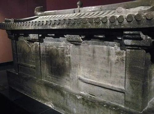 古墓棺椁上写着“开者即死”，考古工作者冒险打开，诅咒灵验了吗