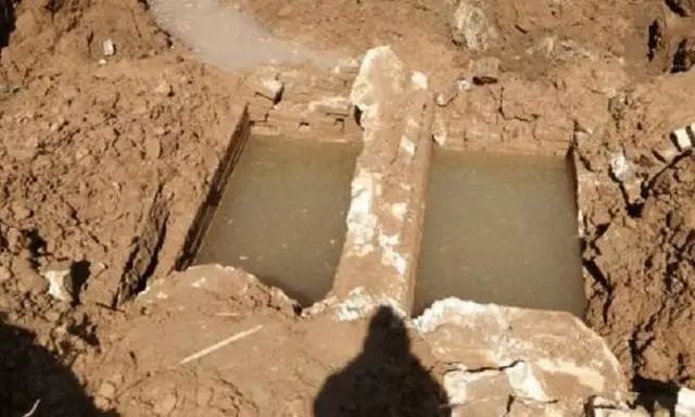 江苏丰县大沙河发掘古墓，专家抽干河中水后：墓主人是李云龙