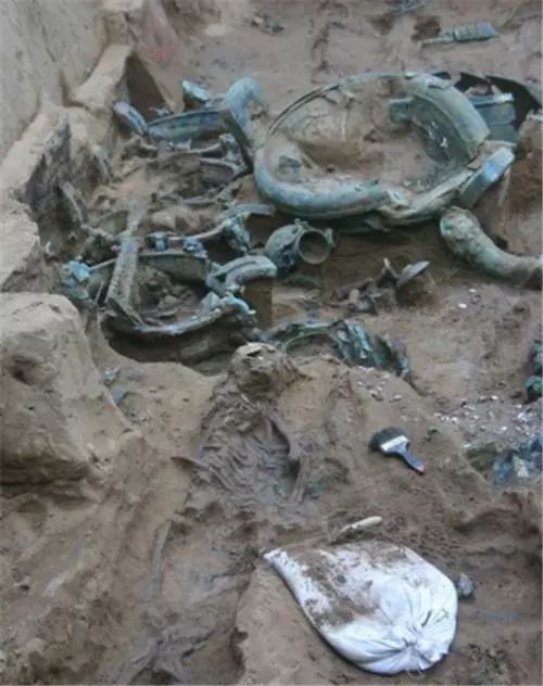 湖北发现2400年前古墓，出土1994年生产的方便面，专家惊呼：坏了