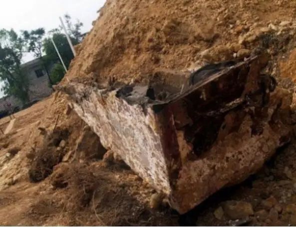 湖北发现2500年古墓,出土一具女性残尸,专家:盗墓贼真不是人!