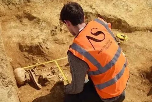 英格兰出土罗马古墓，发现“头颅”放在小腿中间，专家：一种仪式