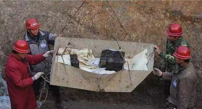 湖北楚墓现5米盗洞，出土一件2000年“镇墓兽”，考古队被震撼了
