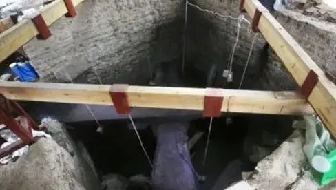 考古队挖掘古井6年，竟挖出一座地下宫殿，出土文物20000多件