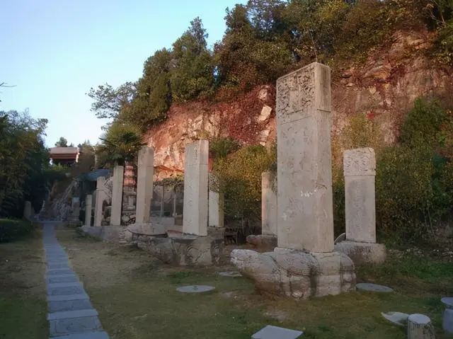 悬崖上出土数座楚王墓，崖顶存在多间寺庙，专家:两者关系密切