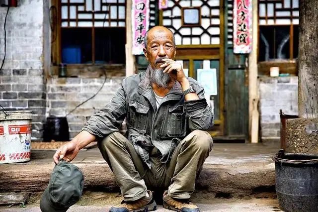 山西84岁老人住在千年窑洞，看守一块石碑，碑文揭露五千年秘密