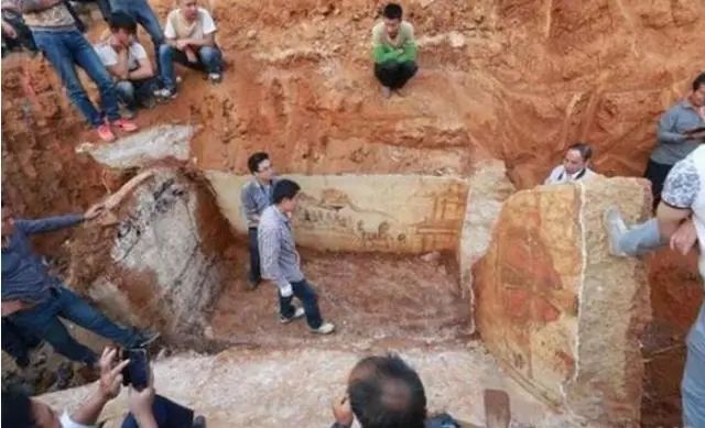 考古发现1男34女合葬墓，出土一带钩文物，专家：这就是爱情