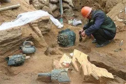 湖北发现2400年前古墓，出土1994年生产的方便面，专家惊呼：坏了
