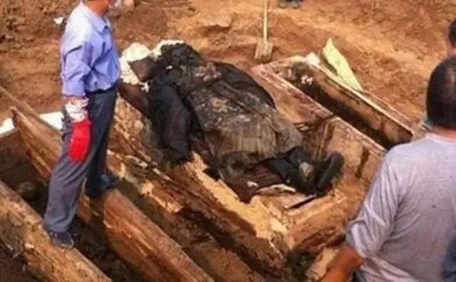 2006年石景山出土的“龙袍干尸”是谁？牵扯到一桩皇室失踪案件