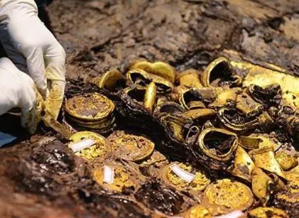 西安郊外乱风岗发现219枚金饼，真的和王莽有关系吗？