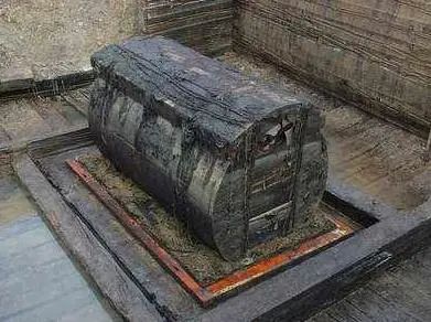 战国大墓现13米盗洞，挖出6辆“劳斯莱斯”，文物或改写历史