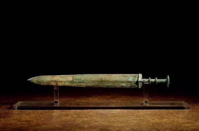 小伙带2500年前青铜古剑鉴宝，称其削铁如泥，专家建议：最好上交