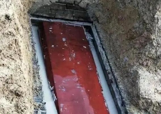 江苏出土一红色棺材，深埋700年却光亮如新， X光扫射后专家沉思