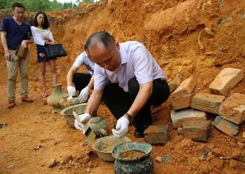 陕西发掘一个4平米的寒酸小墓，出土2件国宝级文物，墓主是何人？