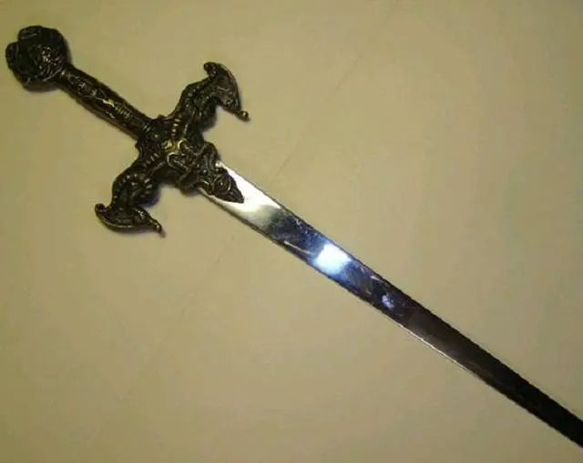 重庆老人锄地时挖出古剑，刻有三个篆字，专家发现时古剑已成菜刀