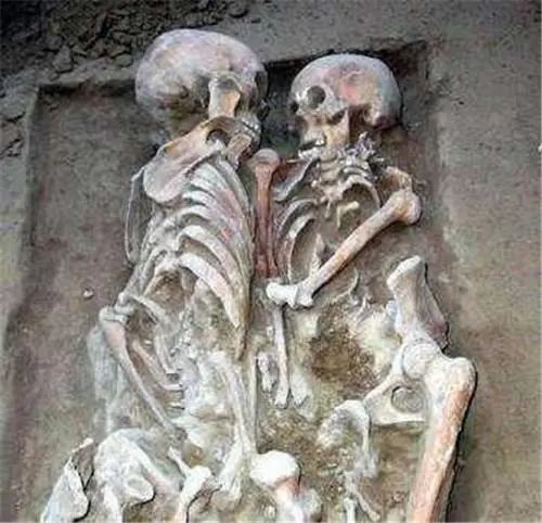 陕西发掘一个4平米的寒酸小墓，出土2件国宝级文物，墓主是何人？