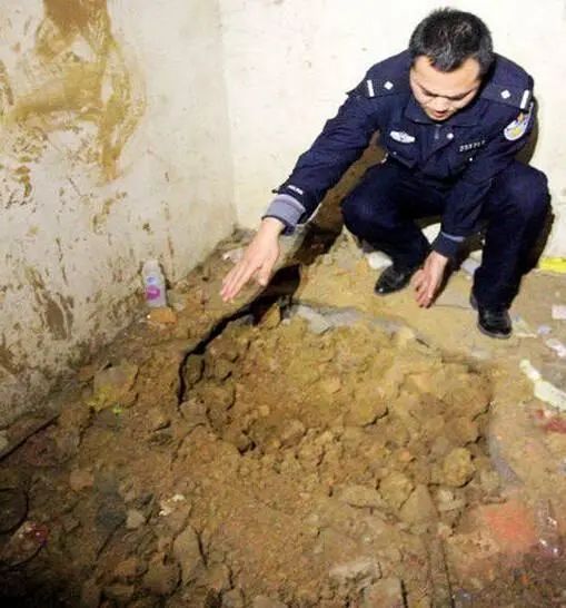 封土15米高的“孤坟”，被盗墓贼炸开，考古队：避孕套装炸药