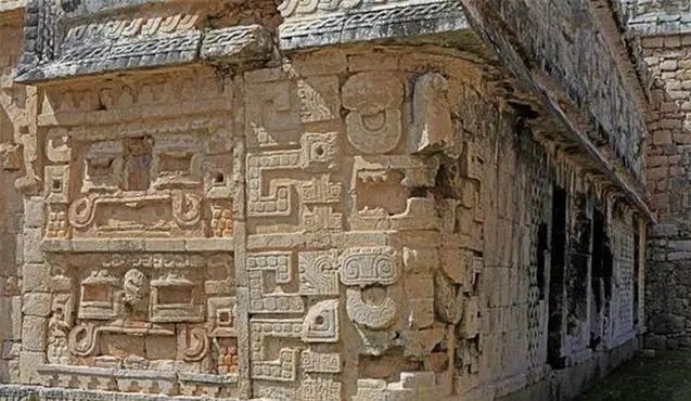 两千年前玛雅人留下了二维码，人们忍不住扫码，后来扫出了什么