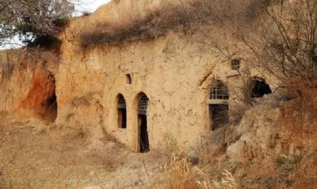 山西84岁老人住在千年窑洞，看守一块石碑，碑文揭露五千年秘密