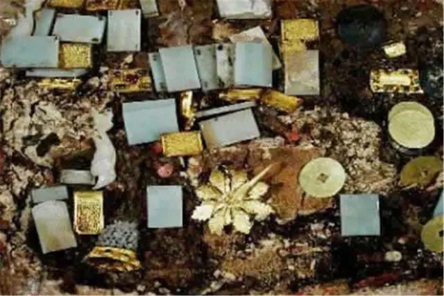 19年前湖北小山村发现古墓，出土700颗宝石，专家估价：富可敌国