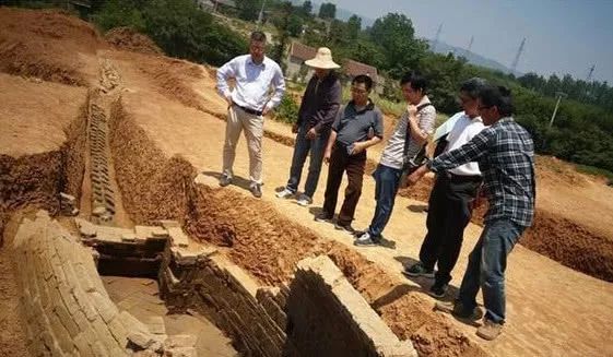 江苏发现千年古墓，出土200颗长生不老药，专家鉴定完一阵后怕