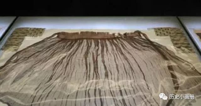 古墓出土30件超薄短裙女衣，考古专家推断：我们误会了一个朝代