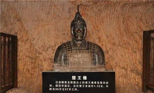 江苏发现35岁将军墓，出土8颗夜明珠，容貌复原后，专家：就是他