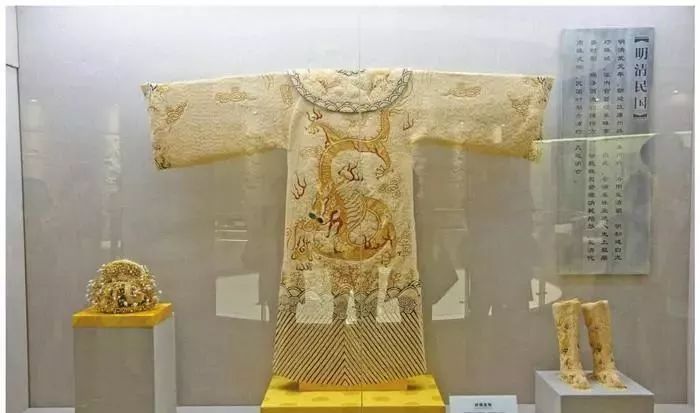 内蒙古发现康熙女儿墓, 出土一件稀有龙袍, 专家估值竟超1个亿