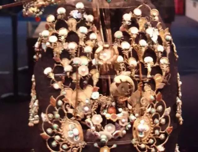 陕西发现唐朝公主墓，出土黄金头冠，镶490颗宝石，背后故事感人