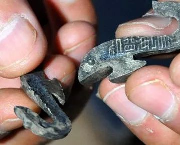 考古发现1男34女合葬墓，出土一件“阴阳”情物！，专家很难相信