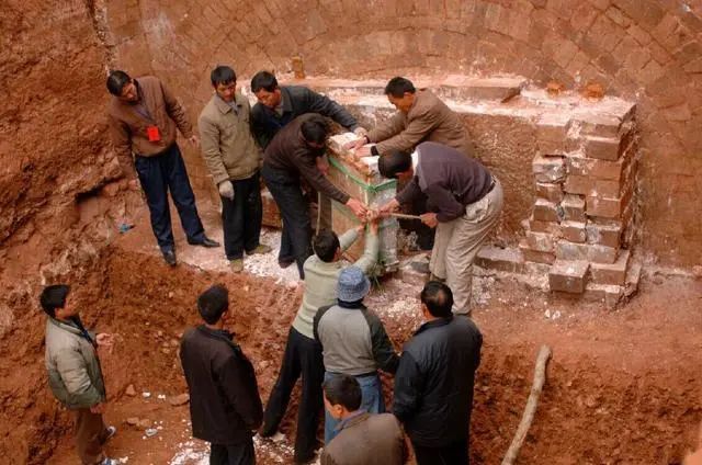 长沙挖出一贵族合葬墓，出土3具女性尸体，其中两具死状凄惨