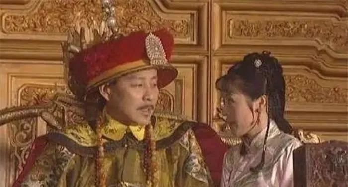 内蒙古发现康熙女儿墓, 出土一件稀有龙袍, 专家估值竟超1个亿