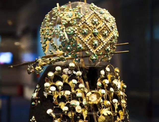 陕西发现唐朝公主墓，出土黄金头冠，镶490颗宝石，背后故事感人