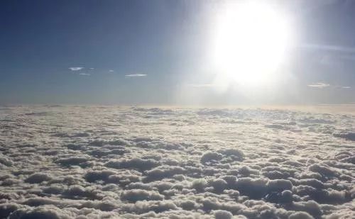 云层上住着人？一飞机的人都拍到了，神奇！