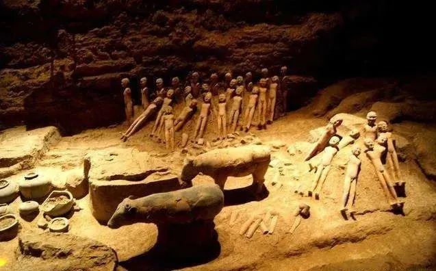千年古墓中，发现46名少女赤身陪葬，殉葬制度为何会一直存在？